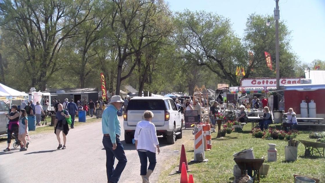 Flea market draws crowd to Sparks, Kansas