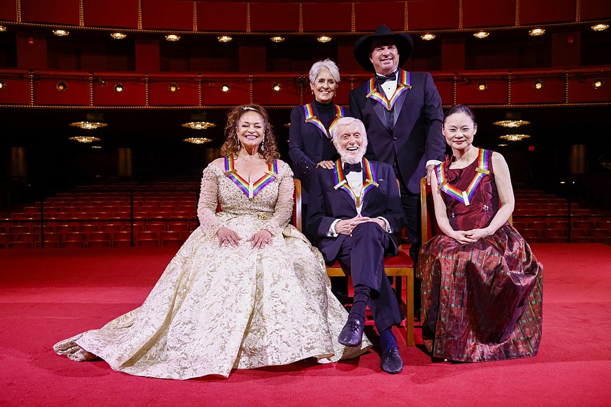 Garth Brooks Bonded With Fellow Kennedy Center Honorees During 2021 Ceremony [Pictures]