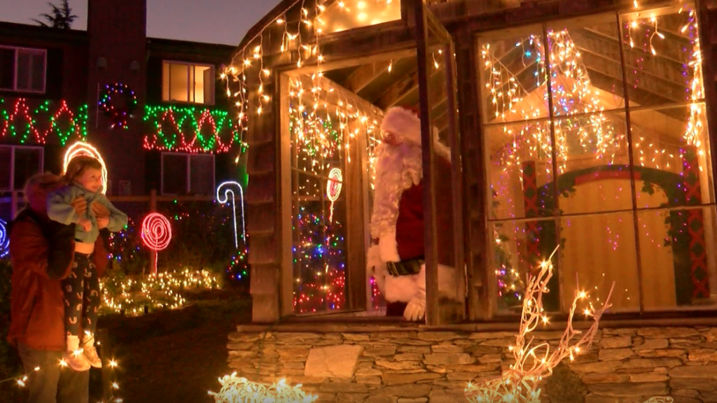 Cambria Christmas Market draws hundreds of visitors during opening weekend – KSBY