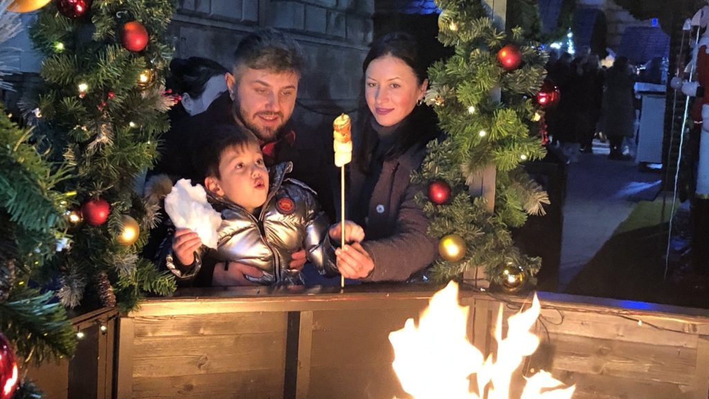 Belfast Christmas market up and running despite Brexit – RTE