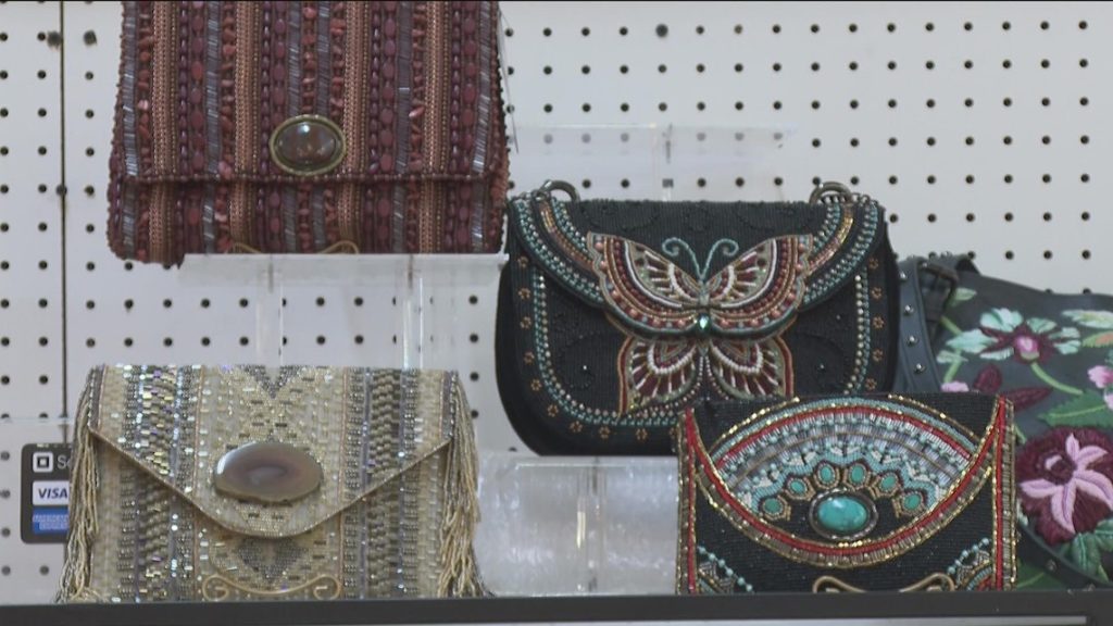 Lakewood 400 Antiques Market shuts down ahead of winter storm | 11alive.com