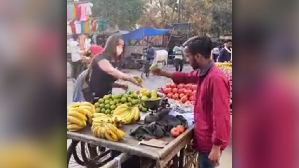 Fact check: Video shared as Muslim fruit seller duping Hindu customers is false | The News Minute