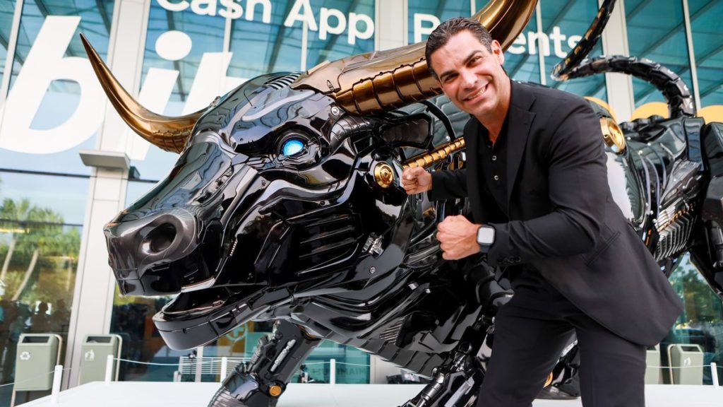 Miami Mayor Unveils Laser Eyes Robot Bull Statue at Bitcoin Conference – VICE