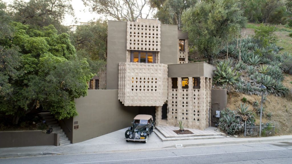 Amanda Seyfried Lists $3.25 Million Condo, a Historic Lloyd Wright Lair Hits the Market, and …